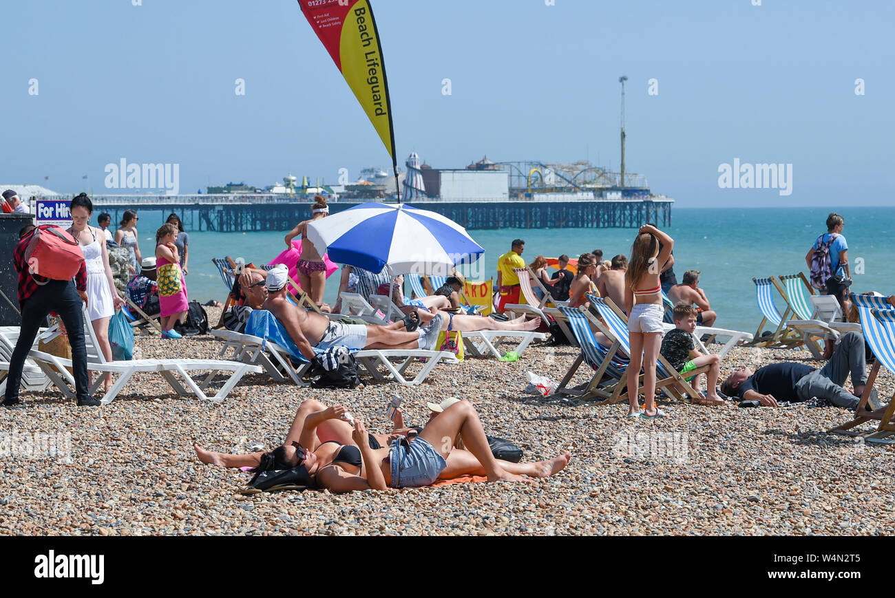 Brighton Regno Unito 24 luglio 2019 - la spiaggia di Brighton è impaccato nuovamente come il caldo clima soleggiato in tutta la Gran Bretagna continua. L'ondata di caldo in condizioni meteo per continuare domani e le temperature sono attesi per colpire i nuovi record con esso di raggiungere alte come 39 gradi Celsius a Londra . Credito: Simon Dack / Alamy Live News Foto Stock