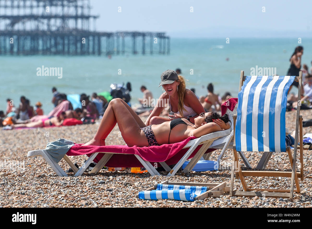 Brighton Regno Unito 24 luglio 2019 - la spiaggia di Brighton è impaccato nuovamente come il caldo clima soleggiato in tutta la Gran Bretagna continua. L'ondata di caldo in condizioni meteo per continuare domani e le temperature sono attesi per colpire i nuovi record con esso di raggiungere alte come 39 gradi Celsius a Londra . Credito: Simon Dack / Alamy Live News Foto Stock
