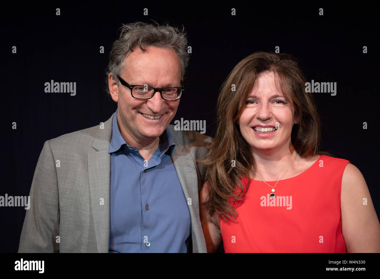 Berlino, Germania. Il 24 luglio, 2019. Frank e Caroline Lüdecke, artista di cabaret e manager sono in piedi accanto a ogni altro sul palco prima di una conferenza stampa per il settantesimo anniversario di Berlino teatro cabaret 'Die Stachelschweine'. Credito: Soeren Stache/dpa/Alamy Live News Foto Stock