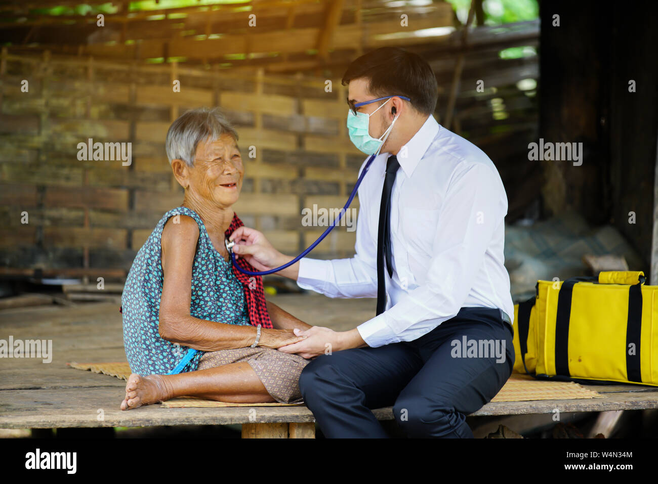 La medicina di famiglia visiti la donna anziana nelle zone rurali Foto Stock