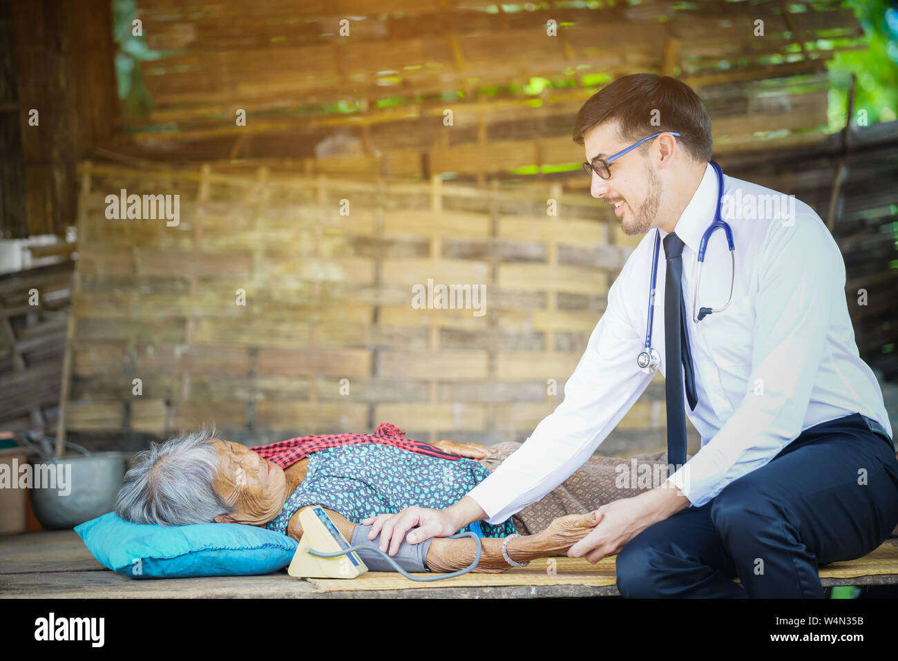 La medicina di famiglia visiti la donna anziana nelle zone rurali Foto Stock