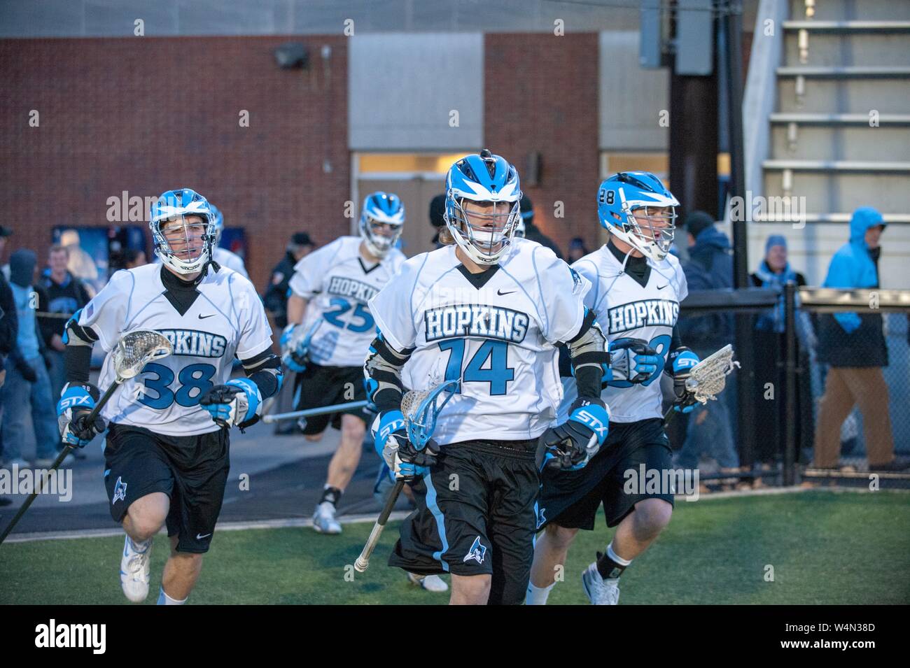 Membri della Johns Hopkins Blue Jays maschile di Lacrosse team gestito sul campo mentre partecipa a una partita presso la Johns Hopkins University, Baltimora, Maryland, febbraio 20, 2009. Dall'Homewood raccolta di fotografie. () Foto Stock