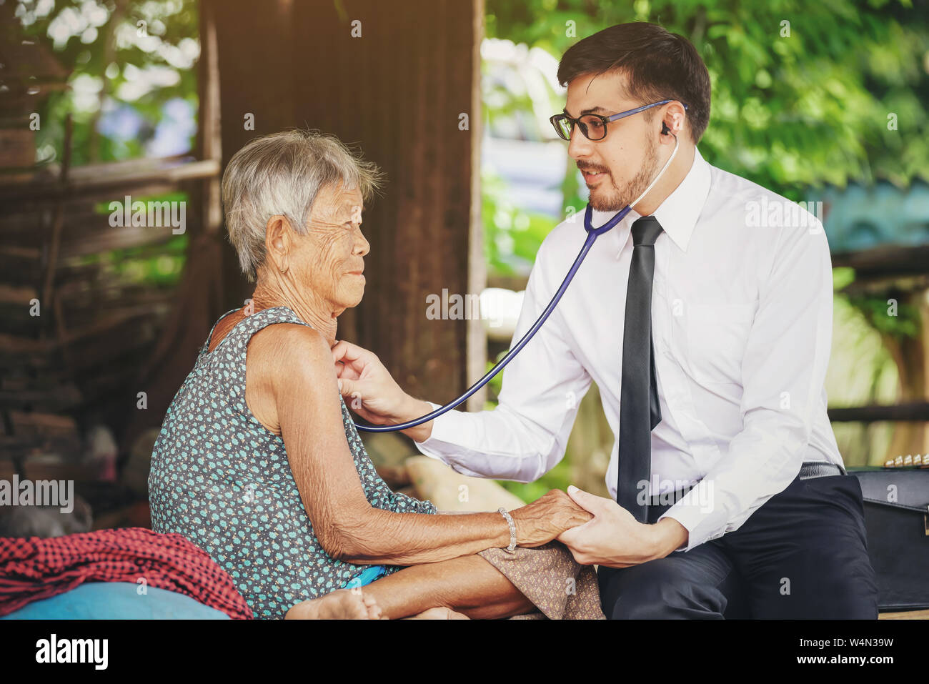 La medicina di famiglia visiti la donna anziana nelle zone rurali Foto Stock