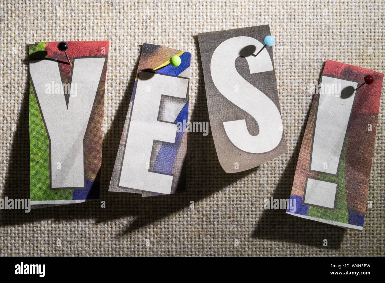 La parola sì! Su una bacheca con taglio-fuori la carta lettere di riscatto nota tipografia di effetto Foto Stock