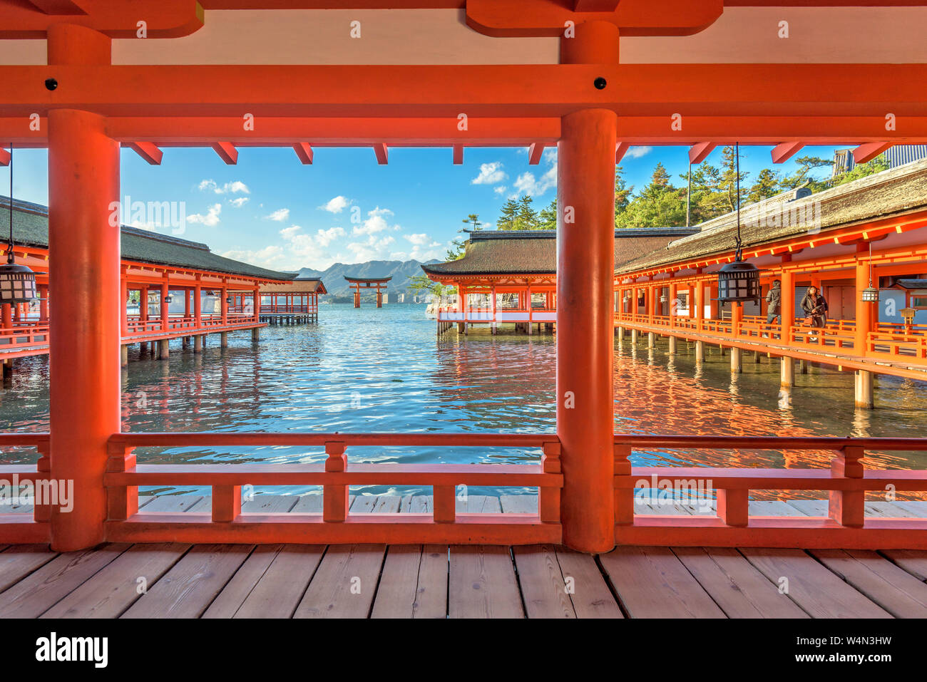 HIROSHIMA, Giappone - 3 dicembre 2015: l'aria aperta nelle sale del santuario di Itsukushima sull'isola di Miyajima. Il santuario è noto per il famoso floating torii ga Foto Stock