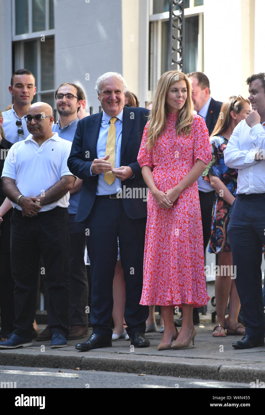 Il nuovo Primo Ministro Boris Johnson il partner Carrie Symonds attende per lui a fare un discorso al di fuori 10 Downing Street, Londra, dopo un incontro con la regina Elisabetta II e di accettare il suo invito a diventare Primo Ministro e formare un nuovo governo. Foto Stock
