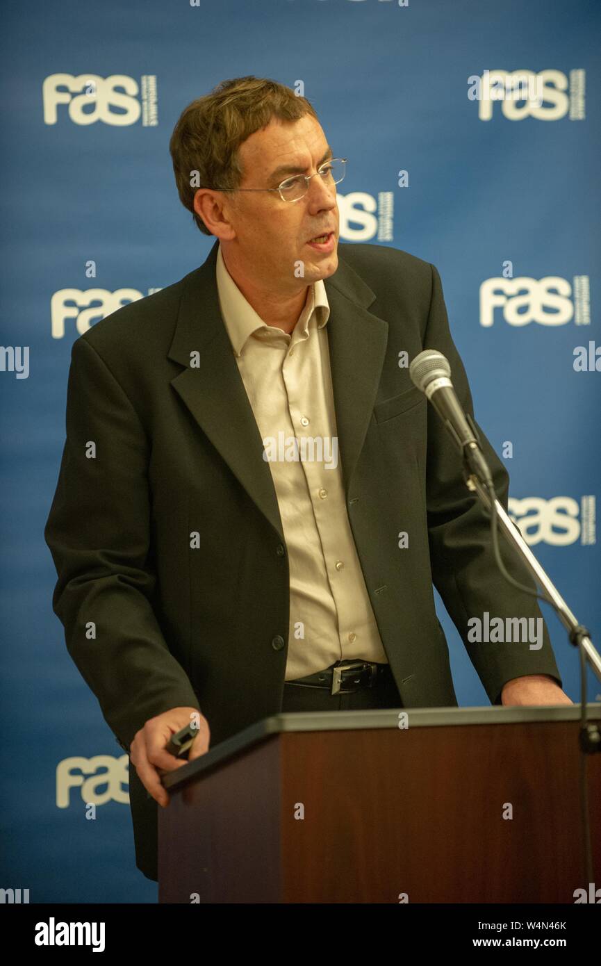 Jean-Herve Bradol, ex presidente di Medici Senza Frontiere/Medecins sans frontieres (MSF), dal punto di vita-up, parlando a un affari esteri simposio presso la Johns Hopkins University, Baltimora, Maryland, 15 aprile 2010. Dall'Homewood raccolta di fotografie. () Foto Stock