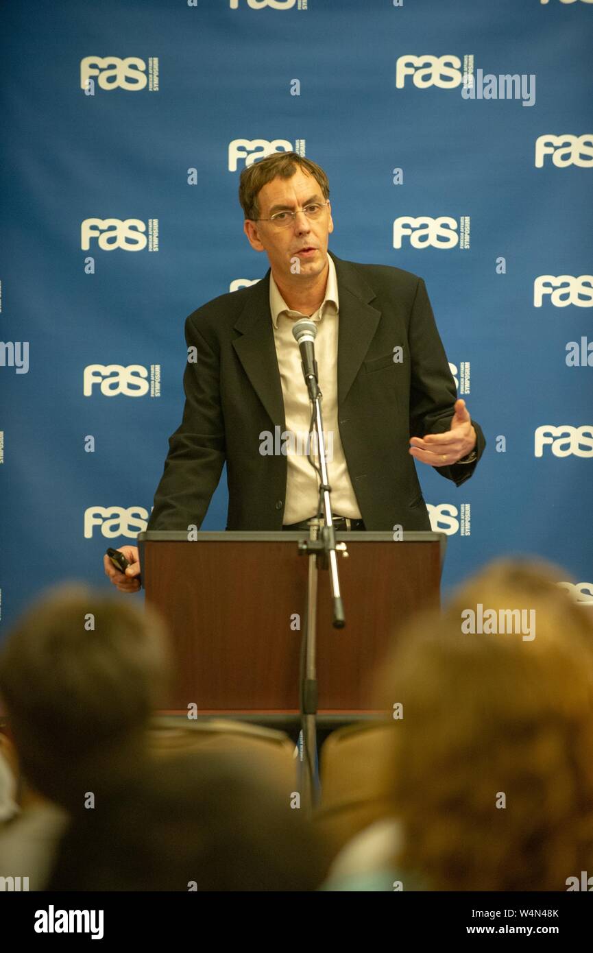 Jean-Herve Bradol, ex presidente di Medici Senza Frontiere, parlando da un podio durante un affari esteri simposio presso la Johns Hopkins University, Baltimora, Maryland, 15 aprile 2010. Dall'Homewood raccolta di fotografie. () Foto Stock