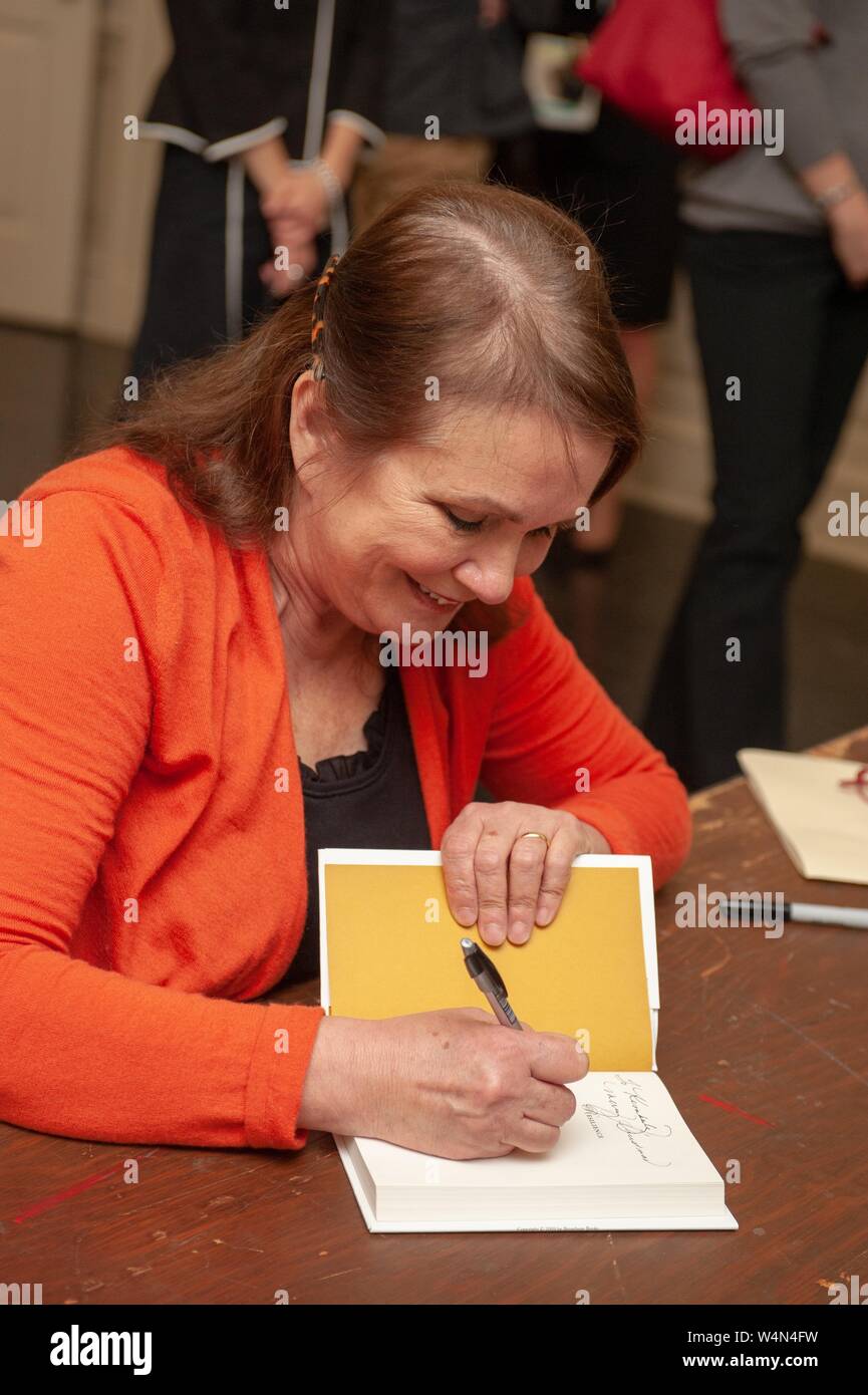 Close-up di Elizabeth Edwards, avvocato e attivista healthcare, firma un libro a Milton S Eisenhower simposio presso la Johns Hopkins University, Baltimora, Maryland, 21 ottobre 2009. Dall'Homewood raccolta di fotografie. () Foto Stock