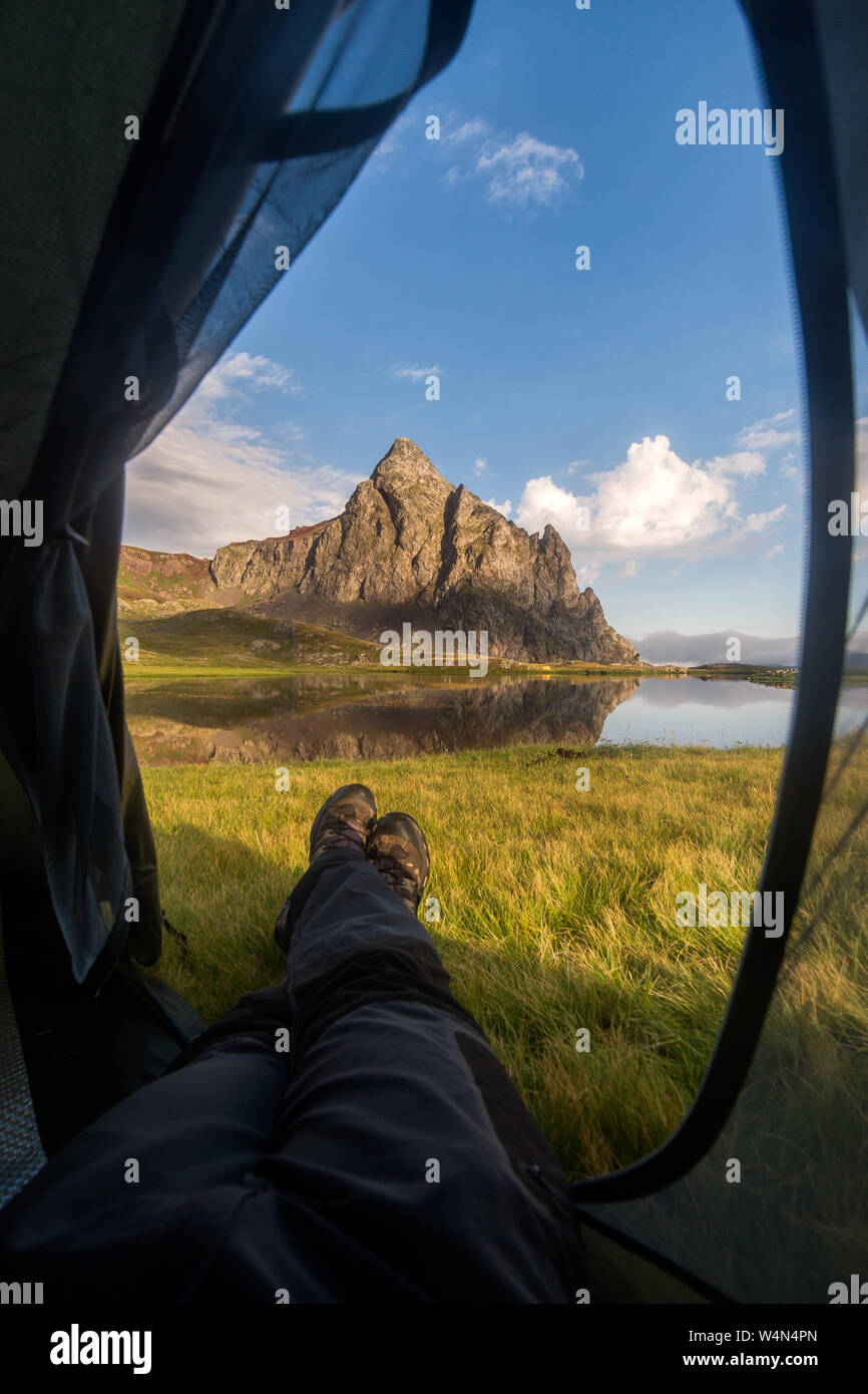 Campeggio in montagna Anayet, Formigal Huesca, Pirenei spagnoli Foto Stock