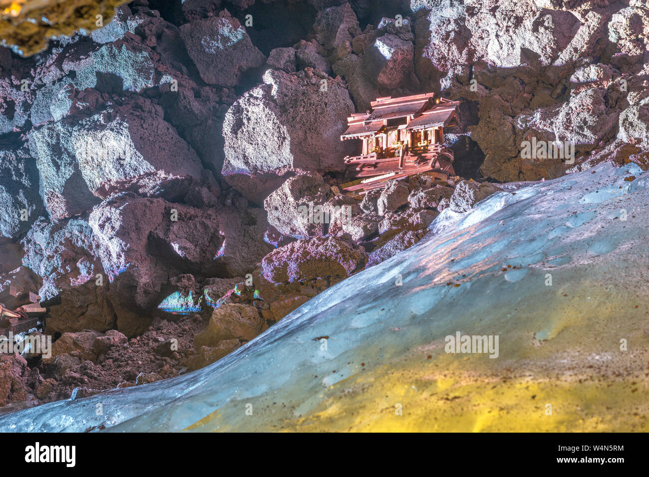 Narusawa caverna di ghiaccio, Yamanashi, Giappone e piccolo santuario interiore sulla cima di roccia e ghiaccio. Foto Stock