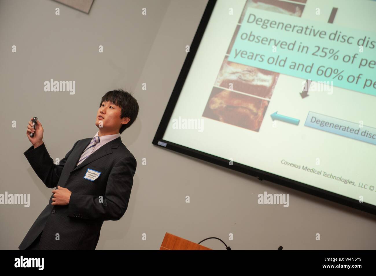 Colpo angolato di uno studente che partecipa a un Johns Hopkins University Business Plan Competition, ospitata dal Centro per la formazione di leadership presso la Johns Hopkins University, Baltimora, Maryland, 30 aprile 2010. Dall'Homewood raccolta di fotografie. () Foto Stock