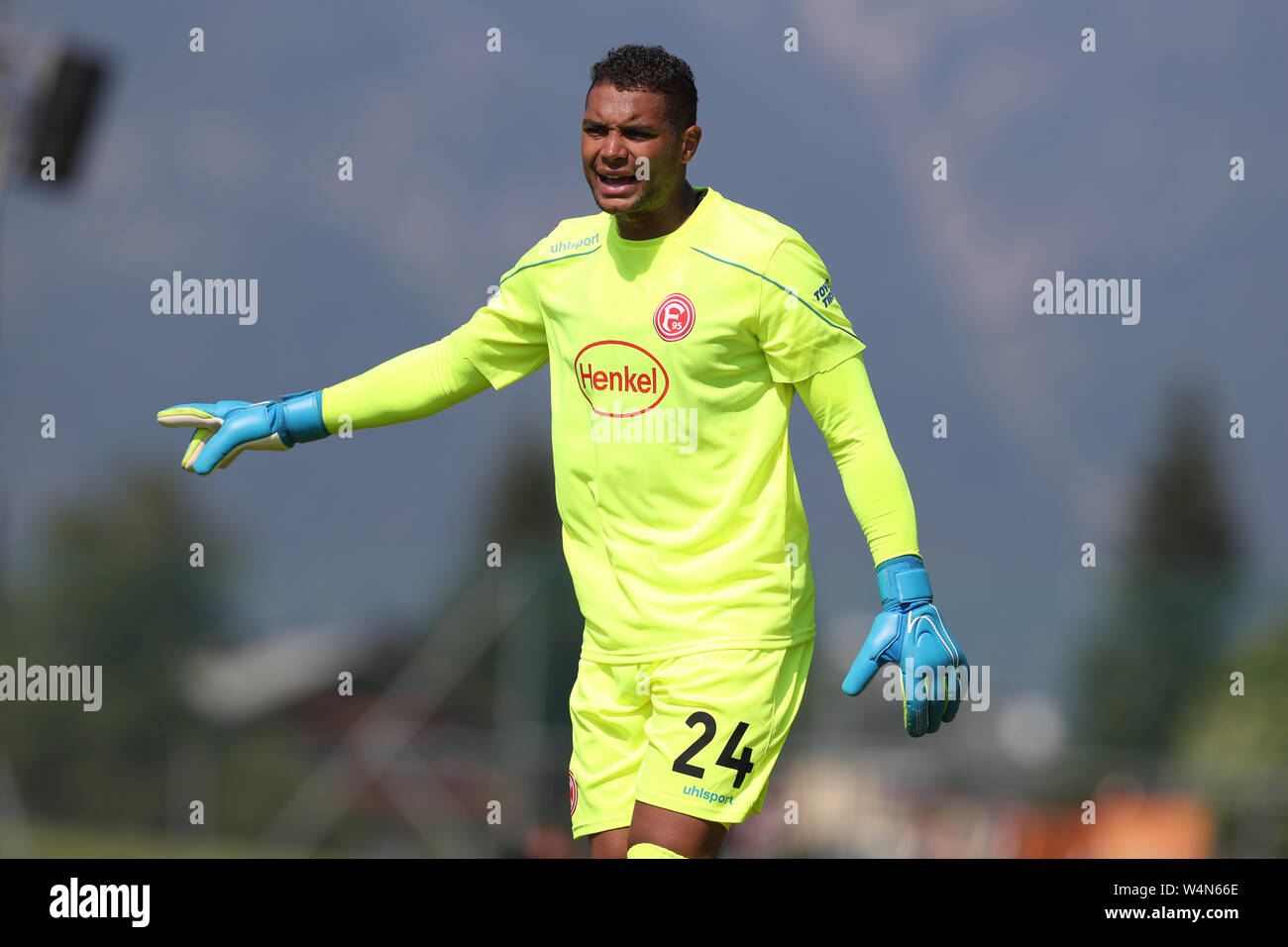 24 luglio 2019, l'Austria, Sankt Johann/Tirolo: Calcio: Test match, Fortuna Düsseldorf - Rayo Vallecano (Spagna). Portiere di Düsseldorf Zack Steffen dà istruzioni ai suoi compagni di squadra. Foto: Tim Rehbein/dpa Foto Stock