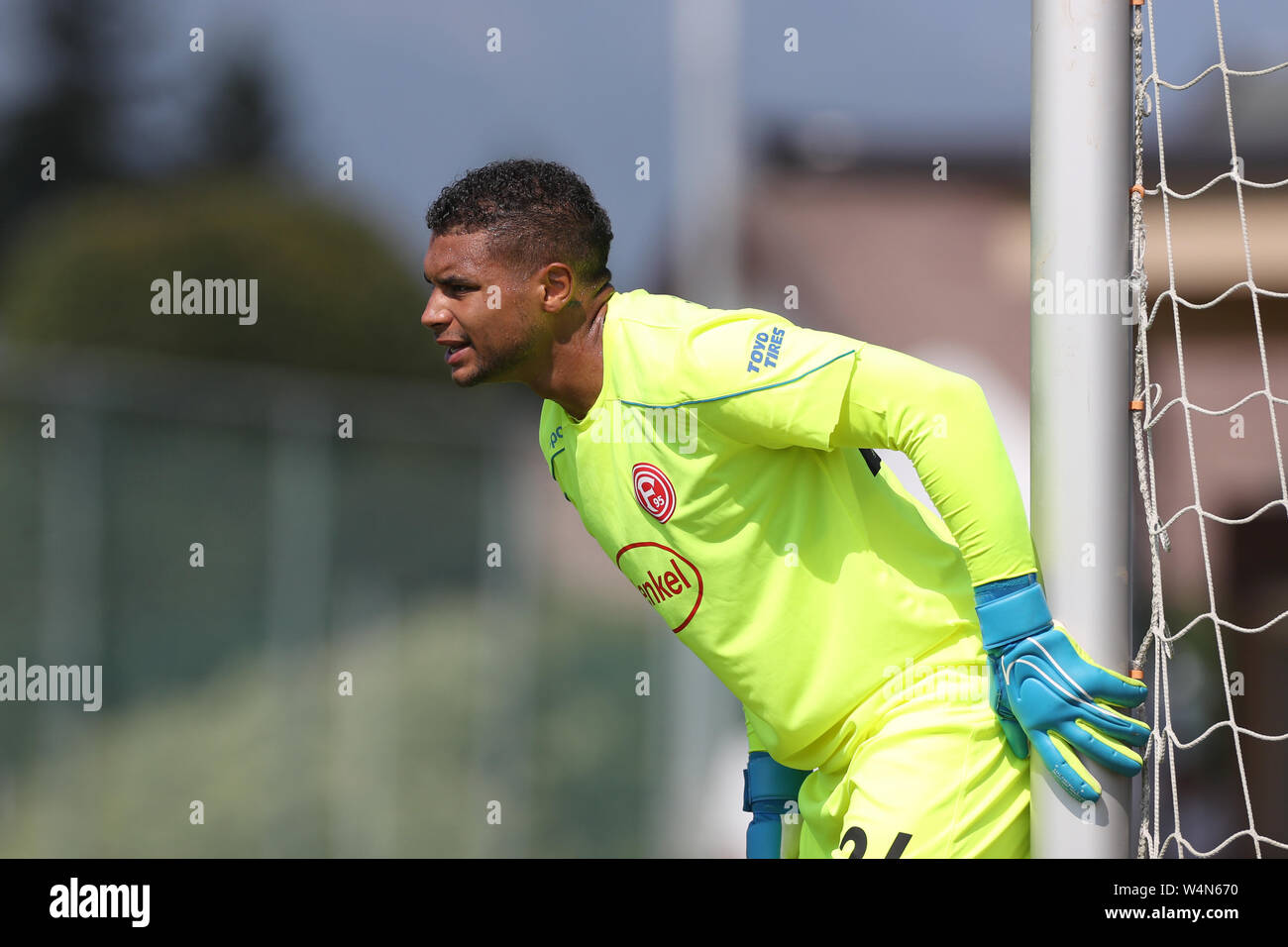 24 luglio 2019, l'Austria, Sankt Johann/Tirolo: Calcio: Test match, Fortuna Düsseldorf - Rayo Vallecano (Spagna). Portiere di Düsseldorf Zack Steffen dà istruzioni ai suoi compagni di squadra. Foto: Tim Rehbein/dpa Foto Stock
