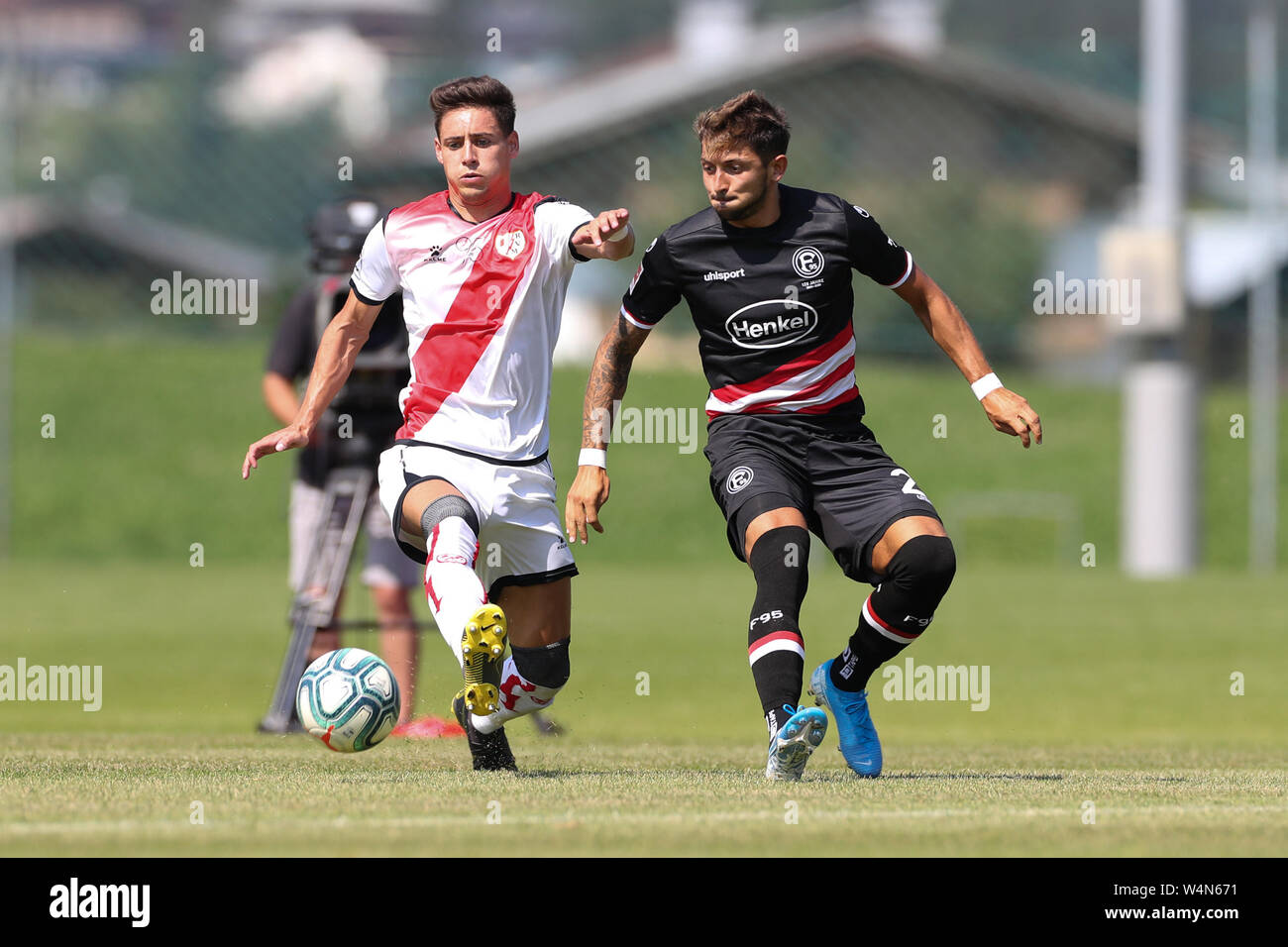 24 luglio 2019, l'Austria, Sankt Johann/Tirolo: Calcio: Test match, Fortuna Düsseldorf - Rayo Vallecano (Spagna). Vallecanos Alex Moreno (l) in un duello con Düsseldorf's Matthias Zimmermann. Foto: Tim Rehbein/dpa Foto Stock