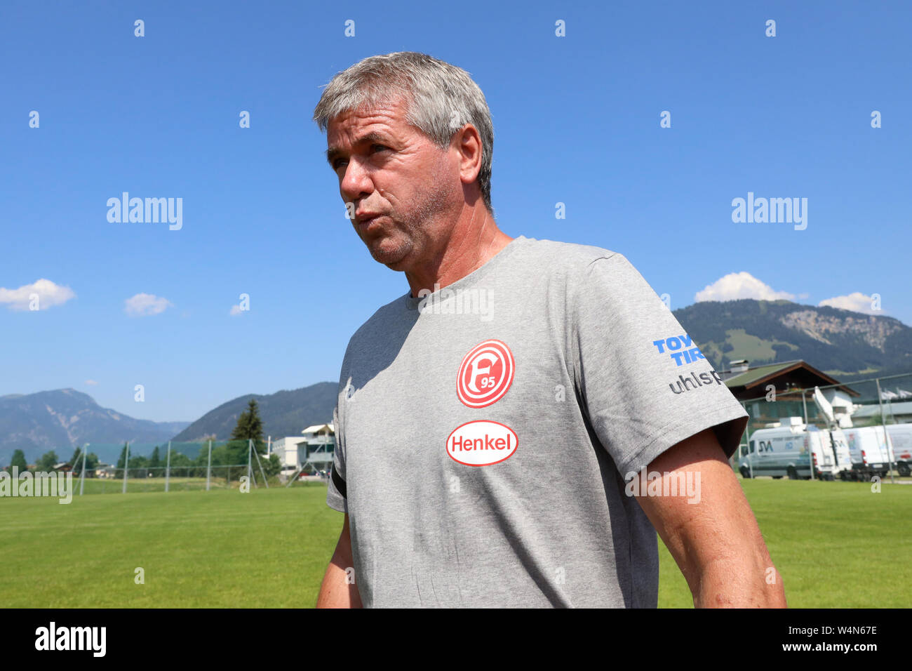 24 luglio 2019, l'Austria, Sankt Johann/Tirolo: Calcio: Test match, Fortuna Düsseldorf - Rayo Vallecano (Spagna). Düsseldorf è capo allenatore Friedhelm Funkel fischietti allegramente. Foto: Tim Rehbein/dpa Foto Stock