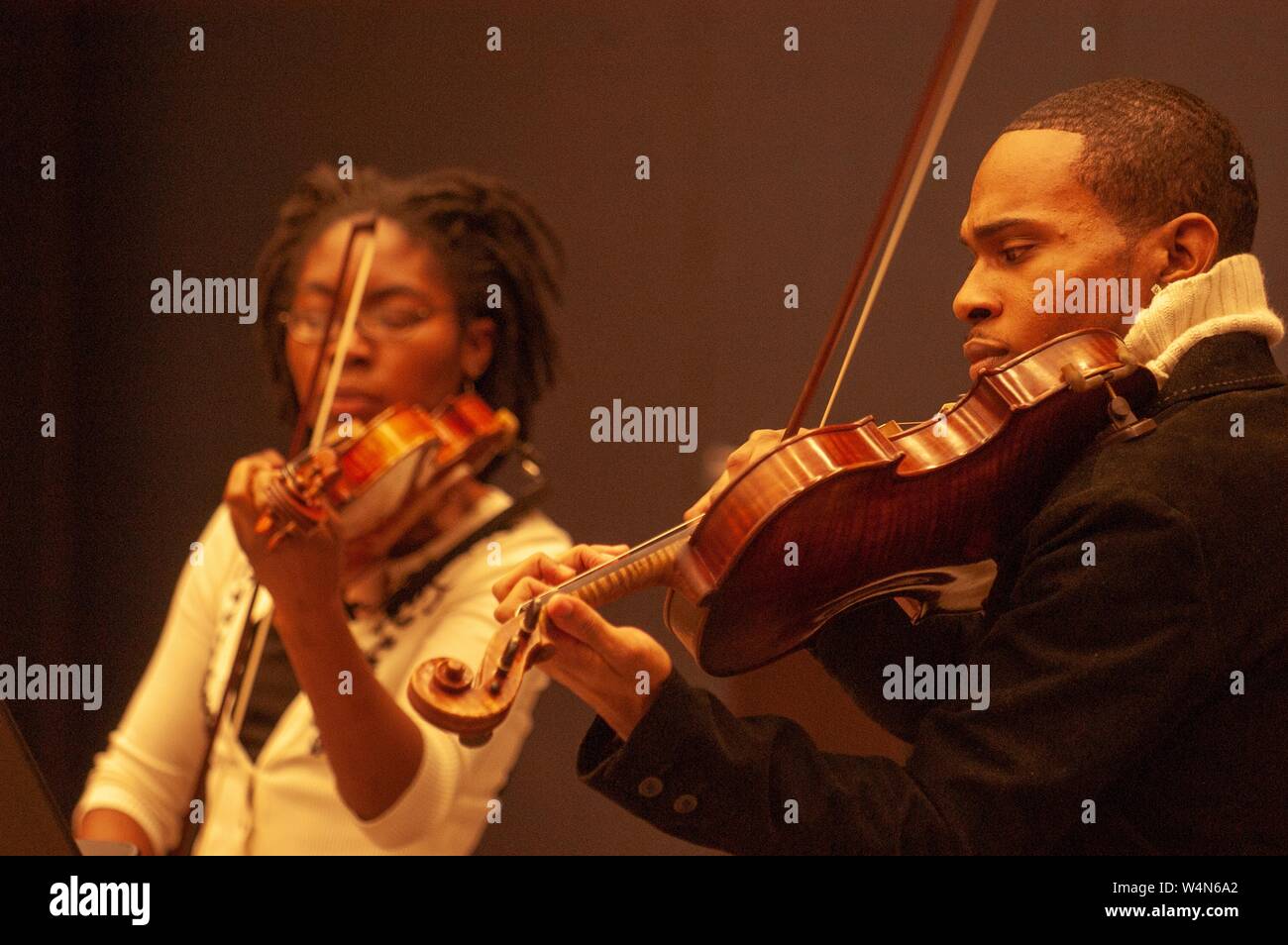 Due musicisti suonano strumenti a corda durante una storia nero mese evento presso l'Homewood Campus della Johns Hopkins University di Baltimore, Maryland, 26 febbraio 2006. Dall'Homewood raccolta di fotografie. () Foto Stock