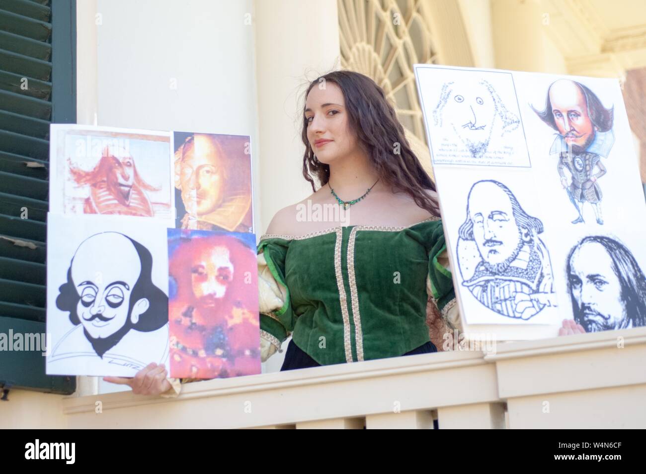 Un attore di teatro Teatro Hopkins di gruppo in costume Elizabethan contiene ritratti di William Shakespeare mentre in piedi su un balcone presso l'Homewood Campus della Johns Hopkins University di Baltimore, Maryland, Aprile 6, 2006. Dall'Homewood raccolta di fotografie. () Foto Stock