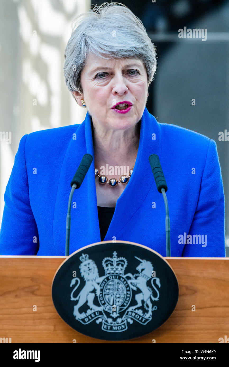 A Downing Street, Londra, Regno Unito. Il 24 luglio, 2019. Theresa Maggio passi verso il basso come il Primo Ministro a Downing Street in preparazione per l'arrivo di Boris Johnson, la sua sostituzione. Credito: Guy Bell/Alamy Live News Foto Stock