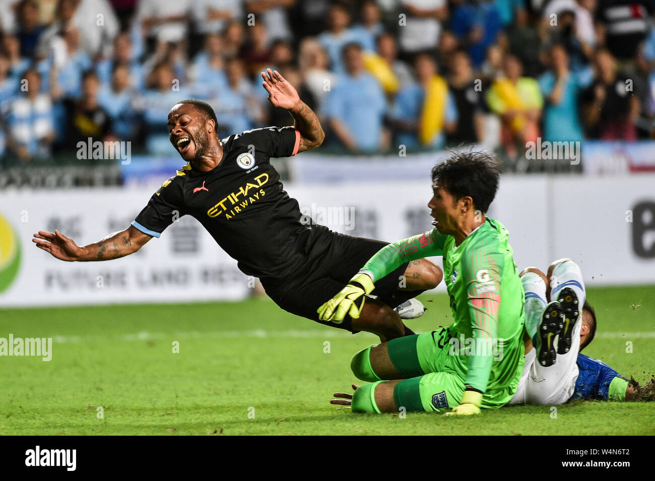 Hong Kong, Hong Kong, Cina. Il 24 luglio, 2019. Kitchee FC vs Manchester City Football Club la pre-stagione amichevole a Hong Kong Stadium, Causeway Bay. L'uomo City beat locali Kitchee FC 6-1 con obiettivi da D.Silva, L.San, R. Sterling, N.Z. Touaizi e I.P. La Rosa. Raheem Sterling (L) si scontra con il portiere Kitchee, Guo Jianqiao Credito: HKPhotoNews/Alamy Live News Foto Stock