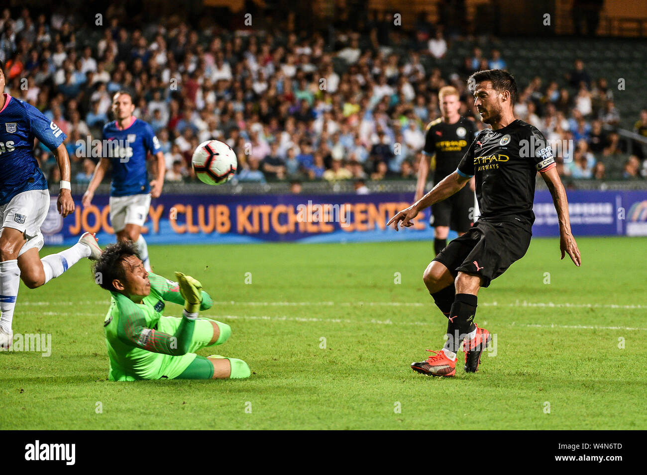 Hong Kong, Hong Kong, Cina. Il 24 luglio, 2019. Kitchee FC vs Manchester City Football Club la pre-stagione amichevole a Hong Kong Stadium, Causeway Bay. L'uomo City beat locali Kitchee FC 6-1 con obiettivi da D.Silva, L.San, R. Sterling, N.Z. Touaizi e I.P. La Rosa. calci passato il portiere Kitchee, Guo Jianqiao.Photo Isacco Lawrence Credito: HKPhotoNews/Alamy Live News Foto Stock