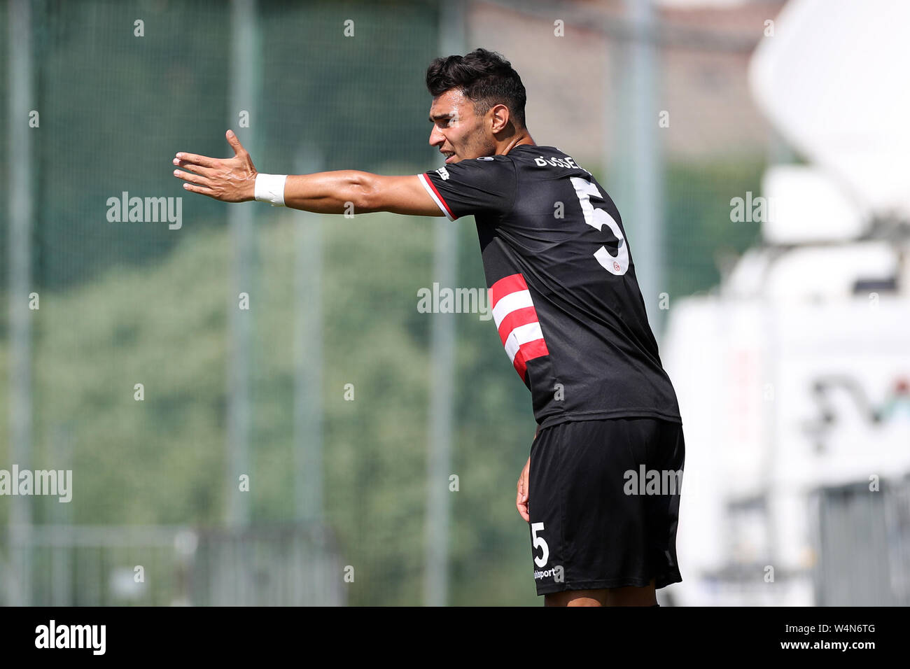 24 luglio 2019, l'Austria, Sankt Johann/Tirolo: Calcio: Test match, Fortuna Düsseldorf - Rayo Vallecano (Spagna). Düsseldorf è Kaan Ayhan gesticolò. Foto: Tim Rehbein/dpa Foto Stock