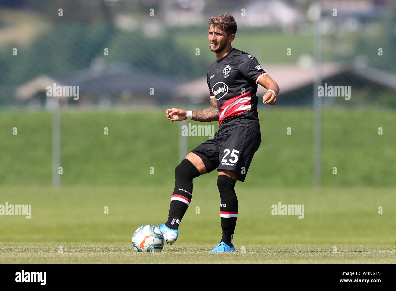 24 luglio 2019, l'Austria, Sankt Johann/Tirolo: Calcio: Test match, Fortuna Düsseldorf - Rayo Vallecano (Spagna). Düsseldorf è Matthias Zimmermann gioca la palla. Foto: Tim Rehbein/dpa Foto Stock