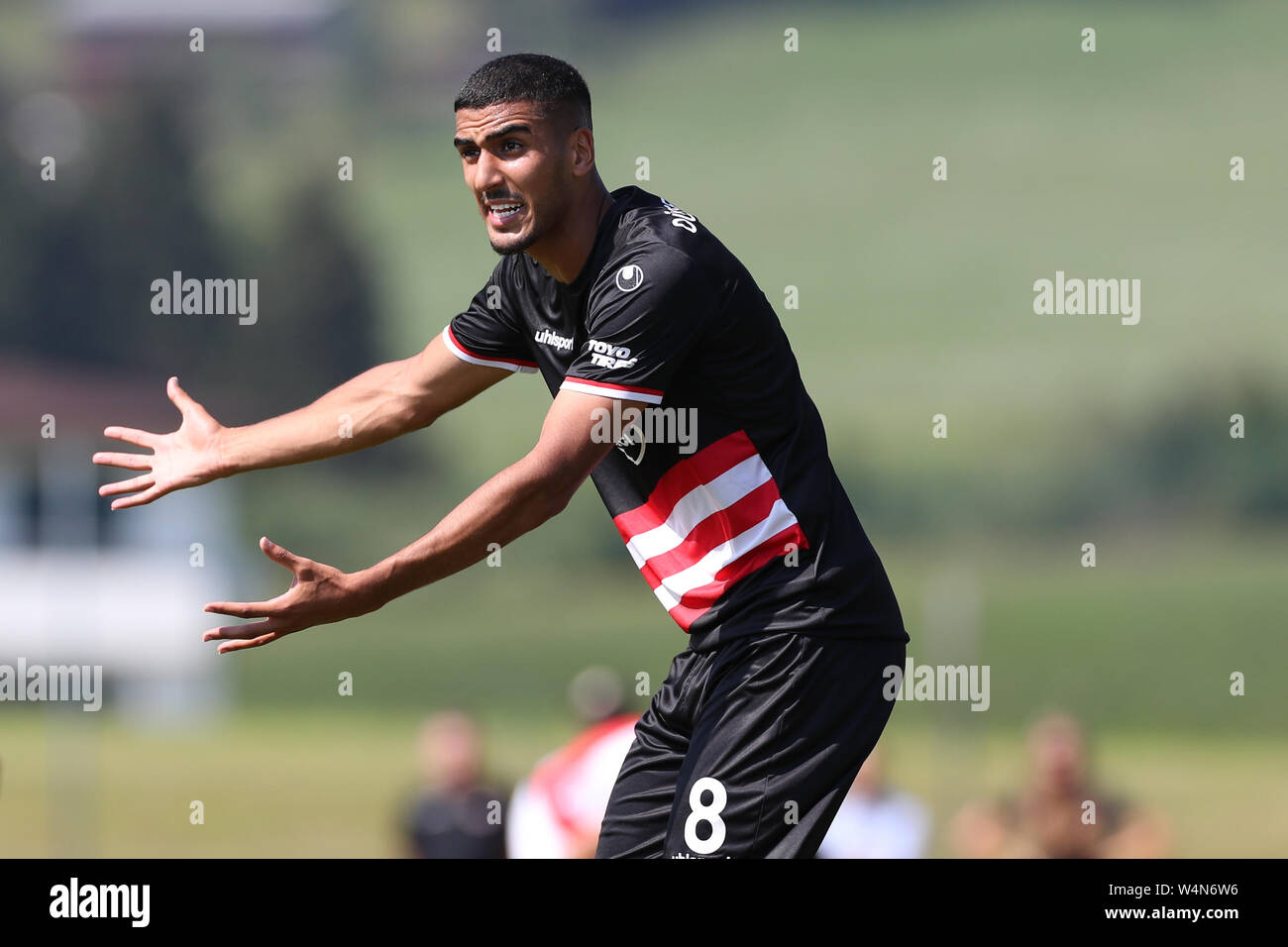 24 luglio 2019, l'Austria, Sankt Johann/Tirolo: Calcio: Test match, Fortuna Düsseldorf - Rayo Vallecano (Spagna). Düsseldorf Barkok Aymen si arrabbia e gesti. Foto: Tim Rehbein/dpa Foto Stock