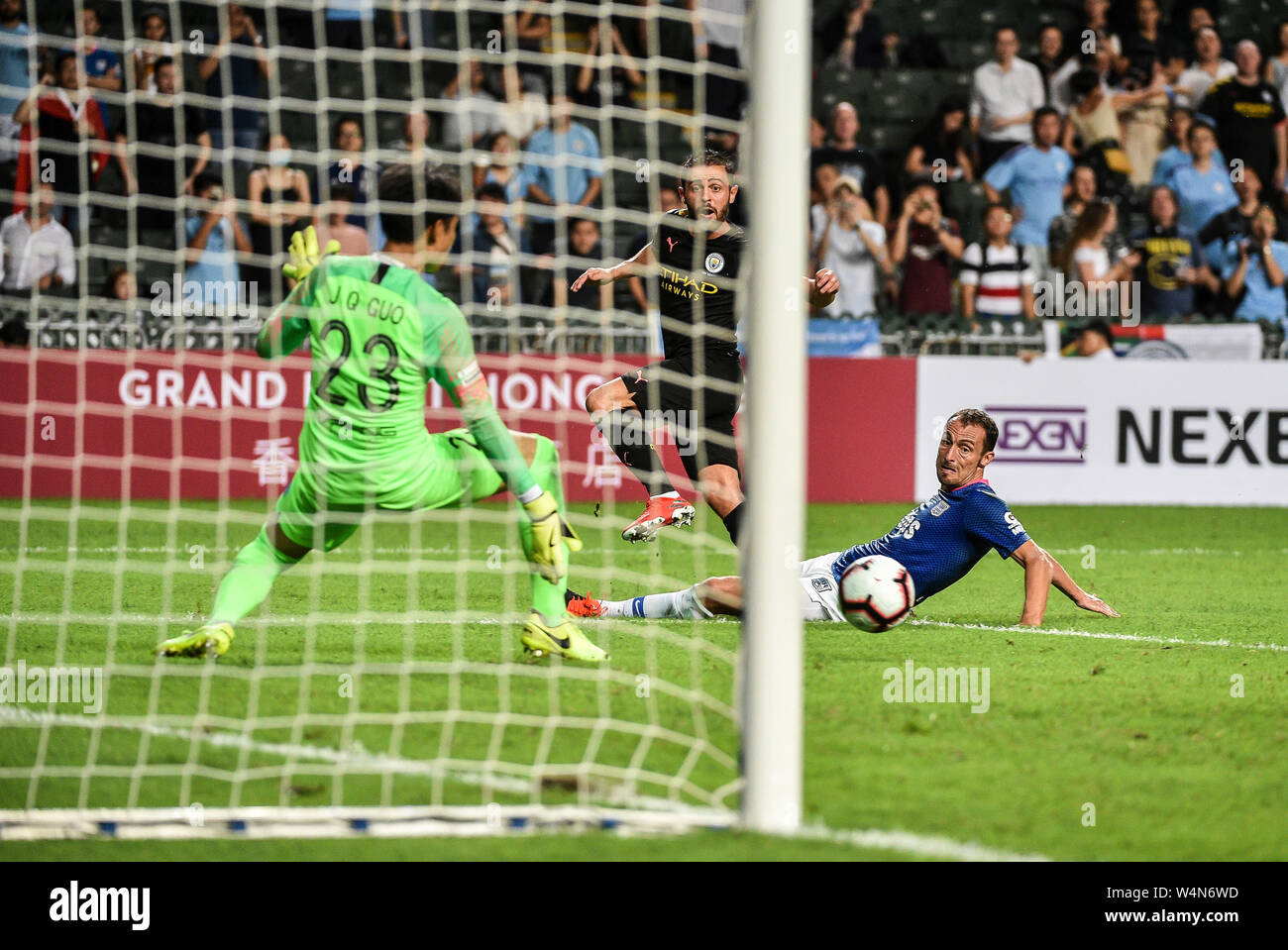 Hong Kong, Hong Kong, Cina. Il 24 luglio, 2019. Kitchee FC vs Manchester City Football Club la pre-stagione amichevole a Hong Kong Stadium, Causeway Bay. L'uomo City beat locali Kitchee FC 6-1 con obiettivi da D.Silva, L.San, R. Sterling, N.Z. Touaizi e I.P. La Rosa. Bernardo Silva calci passato il portiere Kitchee, Guo Jianqiao.Photo Isacco Lawrence. Credito: HKPhotoNews/Alamy Live News Foto Stock