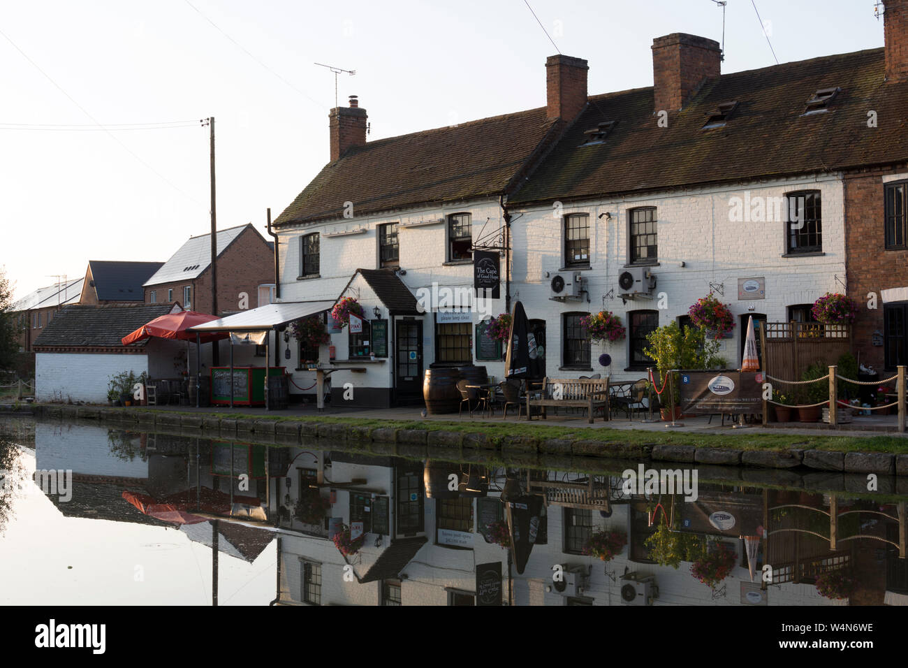 Il Capo di Buona Speranza pub, la mattina presto, Grand Union Canal, Warwick, Warwickshire, Regno Unito Foto Stock