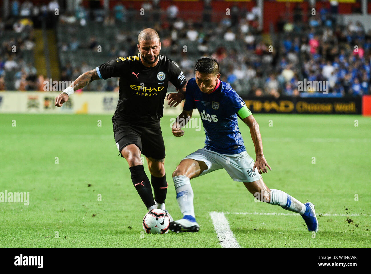 Hong Kong, Hong Kong, Cina. Il 24 luglio, 2019. Kitchee FC vs Manchester City Football Club la pre-stagione amichevole a Hong Kong Stadium, Causeway Bay. L'uomo City beat locali Kitchee FC 6-1 con obiettivi da D.Silva, L.San, R. Sterling, N.Z. Touaizi e I.P. La Rosa. Kyle Walker (L) in actionagainst Huang Yang di Kitchee.Photo Isacco Lawrence Credito: HKPhotoNews/Alamy Live News Foto Stock