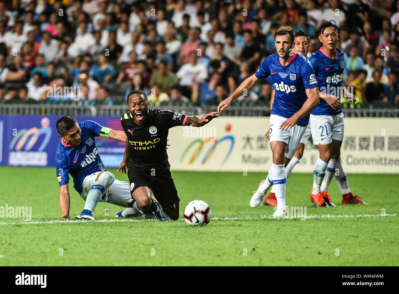 Hong Kong, Hong Kong, Cina. Il 24 luglio, 2019. Kitchee FC vs Manchester City Football Club la pre-stagione amichevole a Hong Kong Stadium, Causeway Bay. L'uomo City beat locali Kitchee FC 6-1 con obiettivi da D.Silva, L.San, R. Sterling, N.Z. Touaizi e I.P. La Rosa. Raheem Sterling (R) in azione contro di Huang Yang di Kitchee.Photo Isacco Lawrence Credito: HKPhotoNews/Alamy Live News Foto Stock