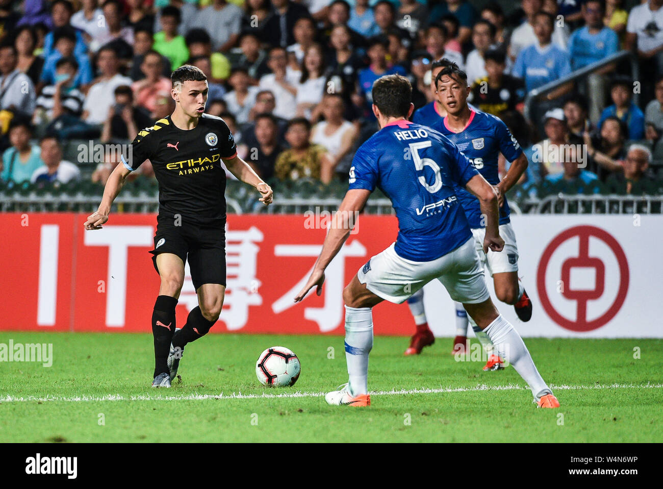 Hong Kong, Hong Kong, Cina. Il 24 luglio, 2019. Kitchee FC vs Manchester City Football Club la pre-stagione amichevole a Hong Kong Stadium, Causeway Bay. L'uomo City beat locali Kitchee FC 6-1 con obiettivi da D.Silva, L.San, R. Sterling, N.Z. Touaizi e I.P. La Rosa. Joe Fodden in azione.Photo Isacco Lawrence Credito: HKPhotoNews/Alamy Live News Foto Stock