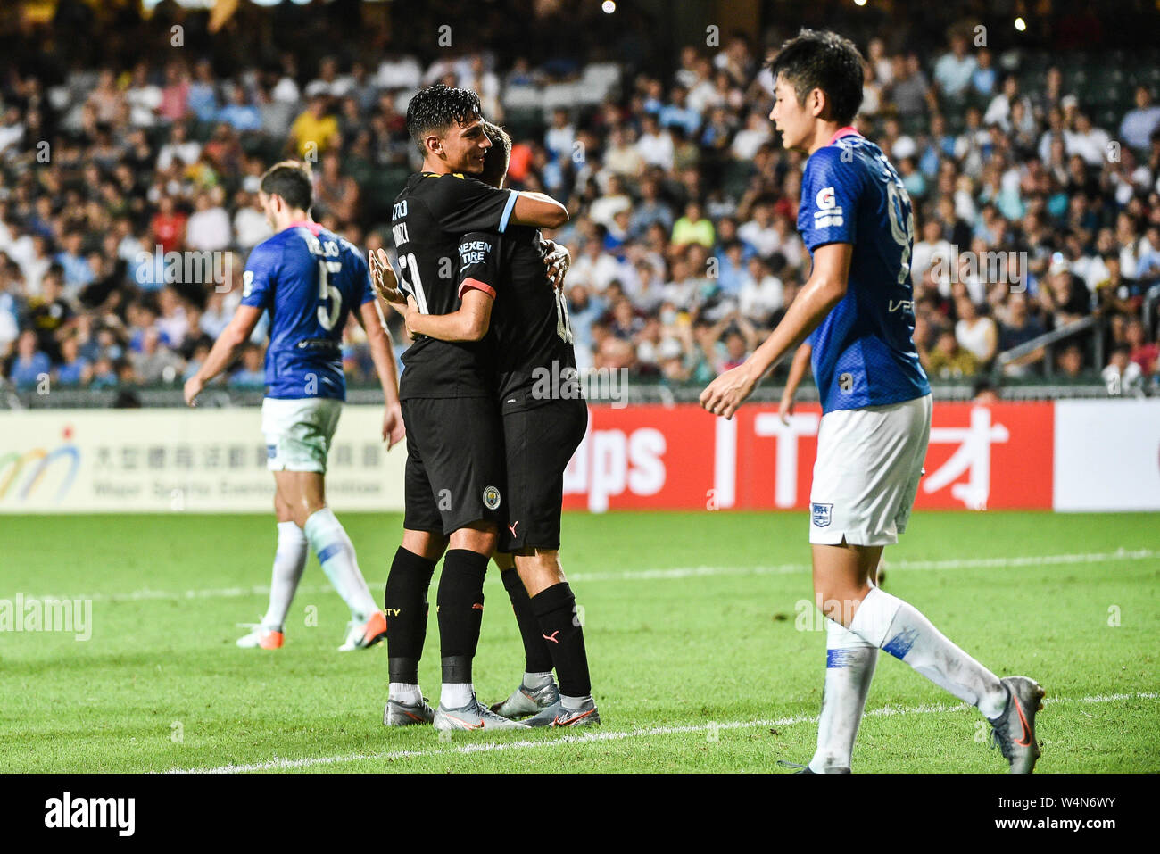 Hong Kong, Hong Kong, Cina. Il 24 luglio, 2019. Kitchee FC vs Manchester City Football Club la pre-stagione amichevole a Hong Kong Stadium, Causeway Bay. L'uomo City beat locali Kitchee FC 6-1 con obiettivi da D.Silva, L.San, R. Sterling, N.Z. Touaizi e I.P. La Rosa. L'immagine risultato per la rosa manchester city Iker Pozo La Rosa punteggi il sesto obiettivo congratulato da Nabil Touaizi (L) Foto Isaac Lawrence Credito: HKPhotoNews/Alamy Live News Foto Stock