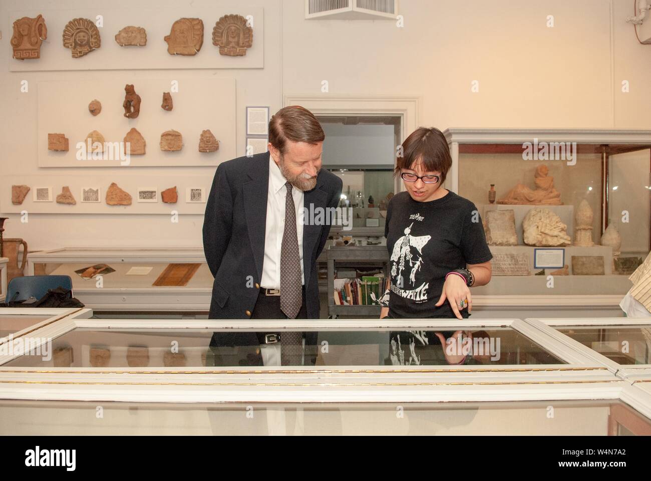 Henry Maguire, professore di storia dell'arte e uno studente di esaminare reperti archeologici nel Johns Hopkins Museo Archeologico su Homewood Campus della Johns Hopkins University di Baltimore, Maryland, 27 aprile 2006. Dall'Homewood raccolta di fotografie. () Foto Stock