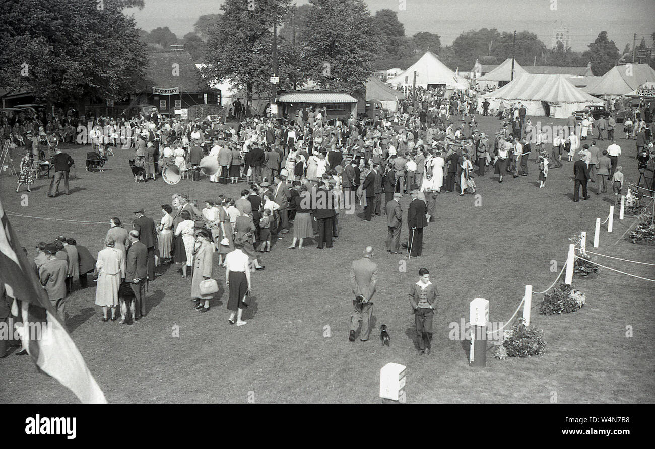 Degli anni Cinquanta, foto storiche che mostra le persone che visitano un paese rurale fiera o county show, Inghilterra, Regno Unito. Foto Stock