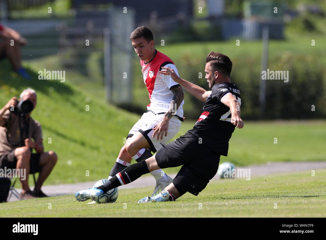 24 luglio 2019, l'Austria, Sankt Johann/Tirolo: Calcio: Test match, Fortuna Düsseldorf - Rayo Vallecano (Spagna). Vallecanos Jonathan Montiel in un duello con Düsseldorf Gießelmann Niko (r). Foto: Tim Rehbein/dpa Foto Stock