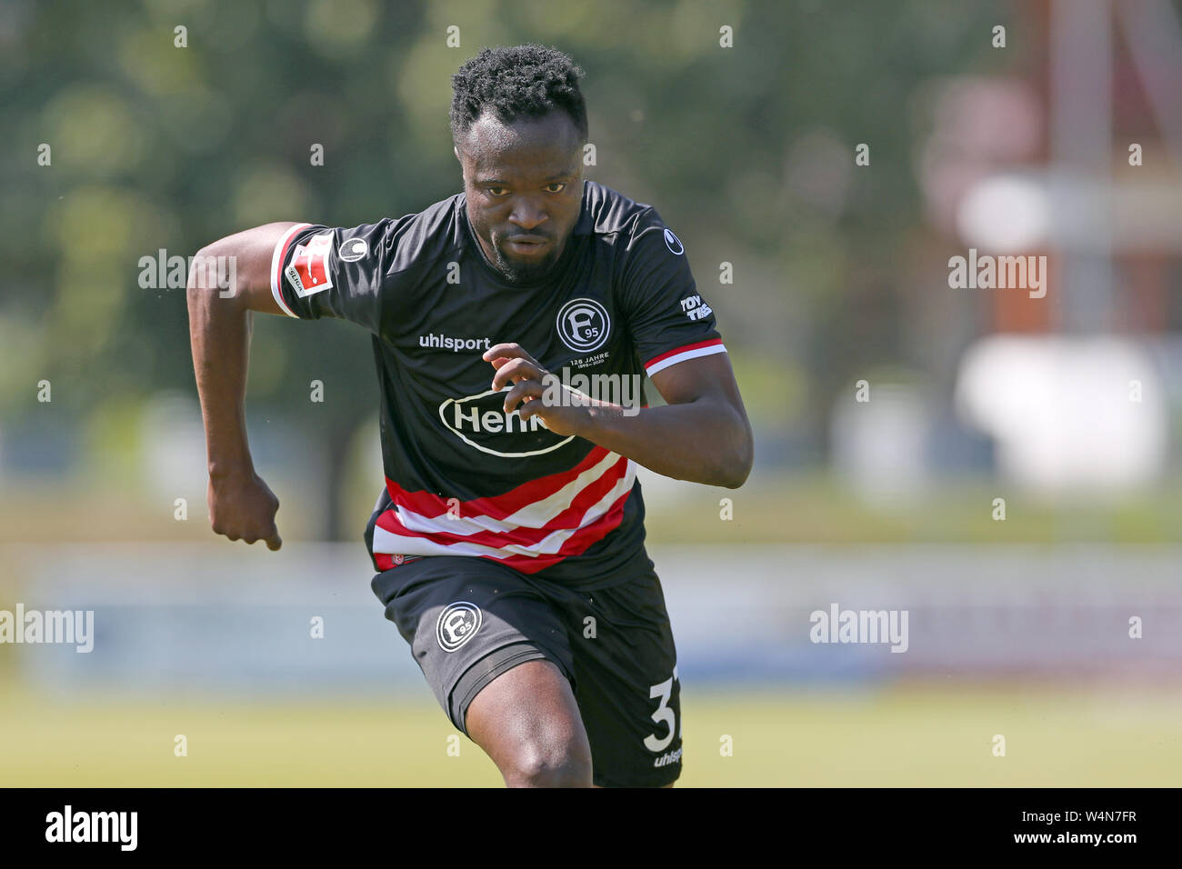 24 luglio 2019, l'Austria, Sankt Johann/Tirolo: Calcio: Test match, Fortuna Düsseldorf - Rayo Vallecano (Spagna). Düsseldorf Tekpetey Bernard sprint. Foto: Tim Rehbein/dpa Foto Stock