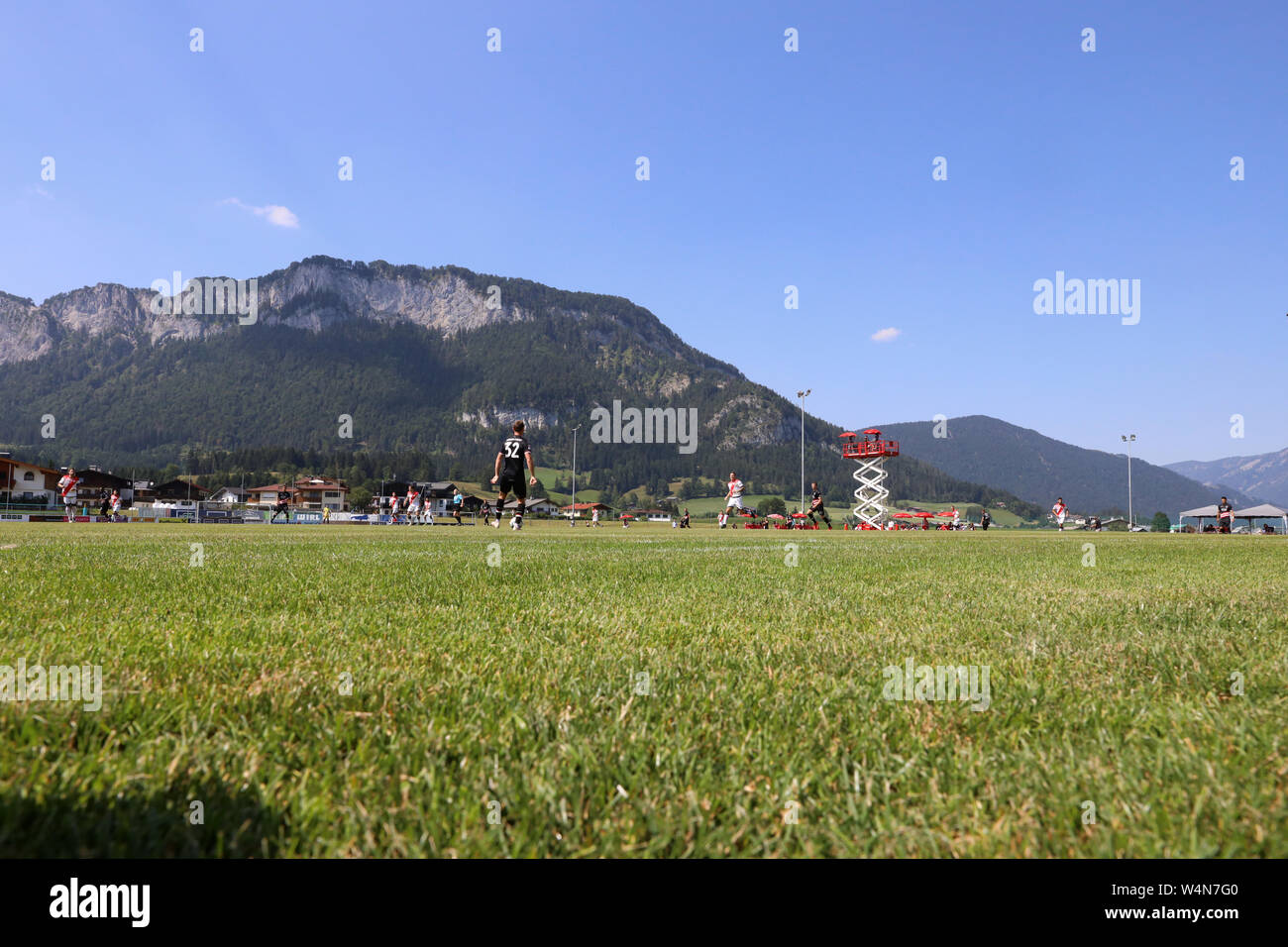 24 luglio 2019, l'Austria, Sankt Johann/Tirolo: Calcio: Test match, Fortuna Düsseldorf - Rayo Vallecano (Spagna). Il paesaggio alpino in background durante il gioco di prova. Foto: Tim Rehbein/dpa Foto Stock