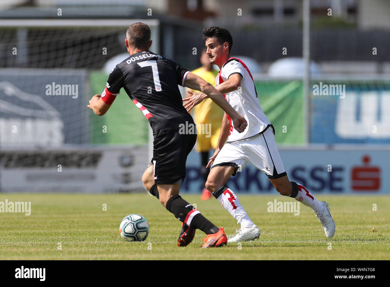 24 luglio 2019, l'Austria, Sankt Johann/Tirolo: Calcio: Test match, Fortuna Düsseldorf - Rayo Vallecano (Spagna). Düsseldorf è Oliver Fink (l) in un duello con il Vallecano Oscar Valentin. Foto: Tim Rehbein/dpa Foto Stock