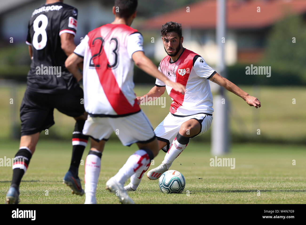 24 luglio 2019, l'Austria, Sankt Johann/Tirolo: Calcio: Test match, Fortuna Düsseldorf - Rayo Vallecano (Spagna). Vallecanos Andres Martin (r) ha la palla sul suo piede. Foto: Tim Rehbein/dpa Foto Stock
