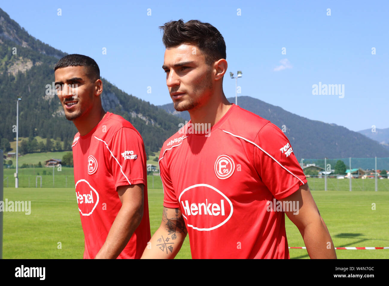 24 luglio 2019, l'Austria, Sankt Johann/Tirolo: Calcio: Test match, Fortuna Düsseldorf - Rayo Vallecano (Spagna). Düsseldorf Barko Aymen (l) e Düsseldorf's Kaan Ayhan immettere la piazza. Foto: Tim Rehbein/dpa Foto Stock