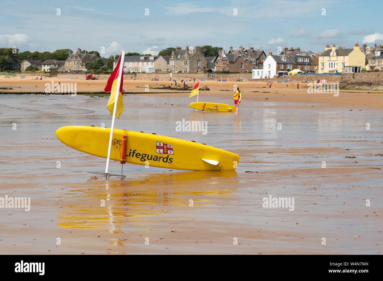 Rosso e Giallo le bandiere sulla spiaggia - Elie, Fife, Scozia, Regno Unito Foto Stock