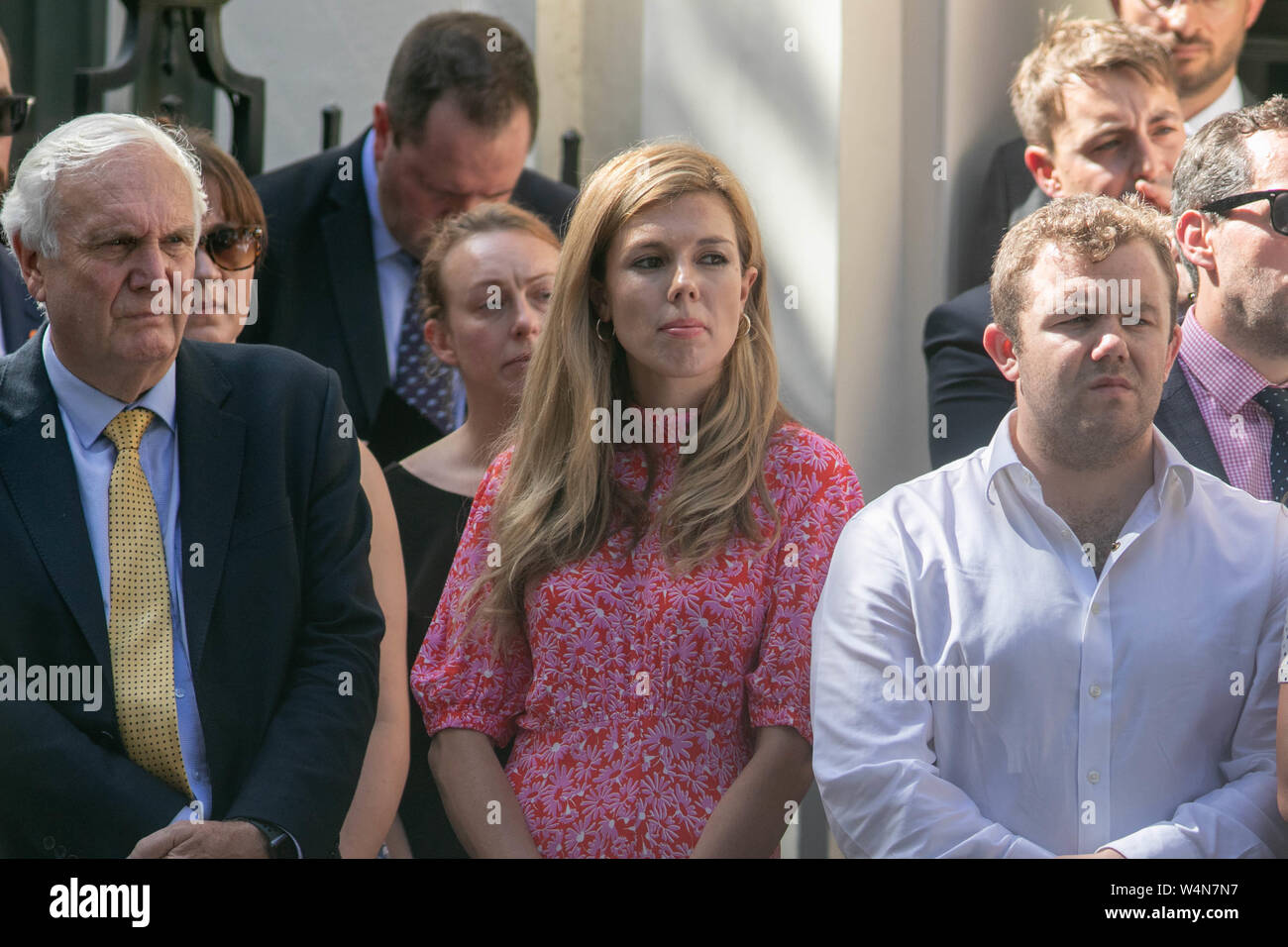Londra, Regno Unito. Il 24 luglio, 2019. Sir Edward Lister il suo capo del personale (sinistra) e fidanzata Carie Symonds (c) appare come nuovo Primo Ministro Boris Johnson fa il suo primo discorso in veste di Primo Ministro a Downing Street . Credito: amer ghazzal/Alamy Live News Foto Stock