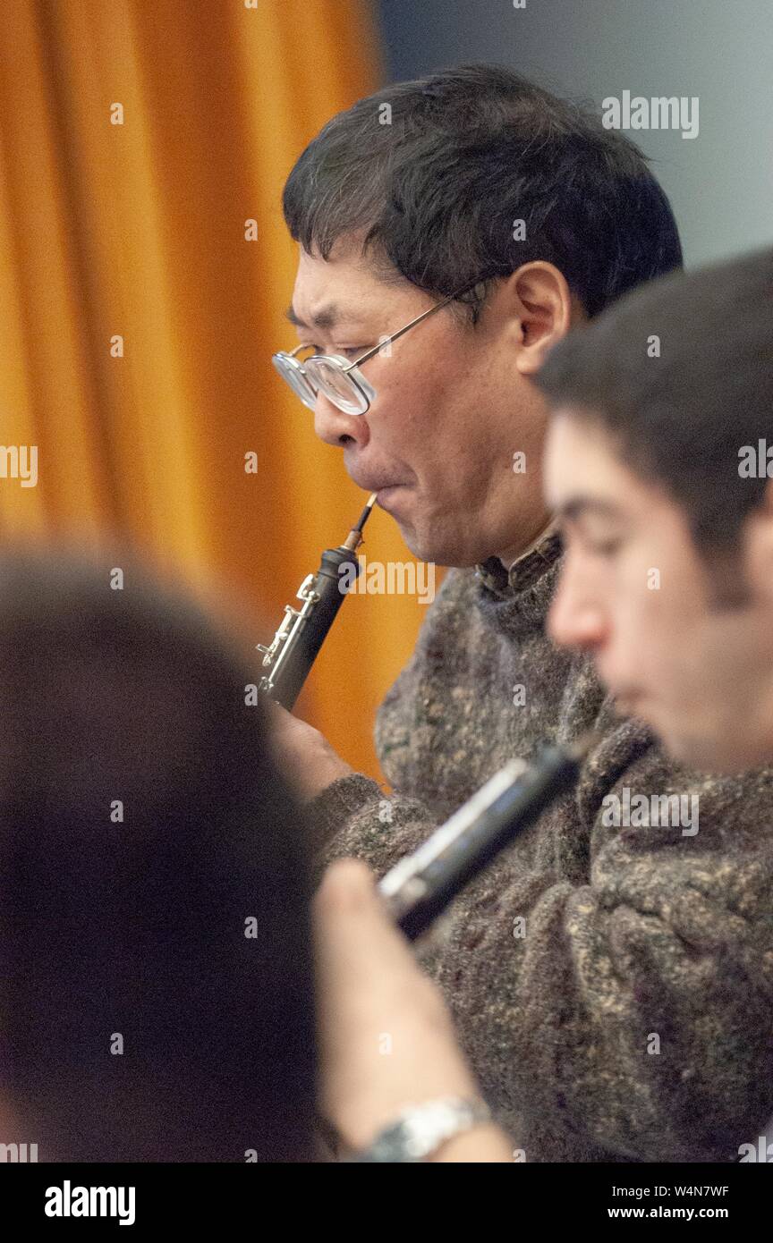 Profilo di close-up di due persone che giocano gli strumenti a fiato, probabile clarinetti, in un centro di Mattin sala prove presso la Johns Hopkins University, Baltimora, Maryland, 5 febbraio 2006. Dall'Homewood raccolta di fotografie. () Foto Stock