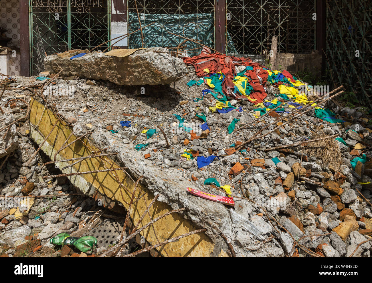 Parte di un edificio crollato a Kathmandu dopo un terremoto Foto Stock
