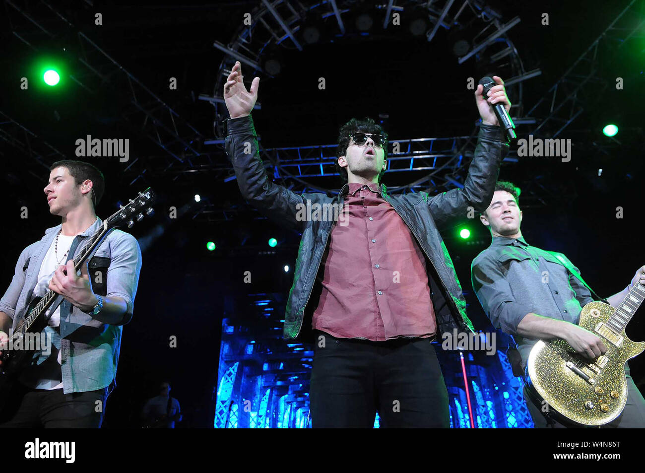 Il cantante Nick Jonas ,Kevin Jonas e Joe Jonas della band Jonas Brothers con musicisti, durante il suo show alla Citibank Hall di Rio de Janeiro in Brasile. Foto Stock