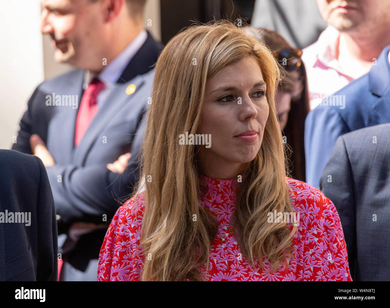 Londra, Regno Unito. Il 24 luglio 2019, Boris Johnson arriva a 10 Downing Street, Londra, Regno Unito. Dopo essere stato confermato come Primo Ministro da HM la regina Carrie Symonds, suo grifriend attende il suo arrivo Credit Ian Davidson/Alamy Live News Foto Stock