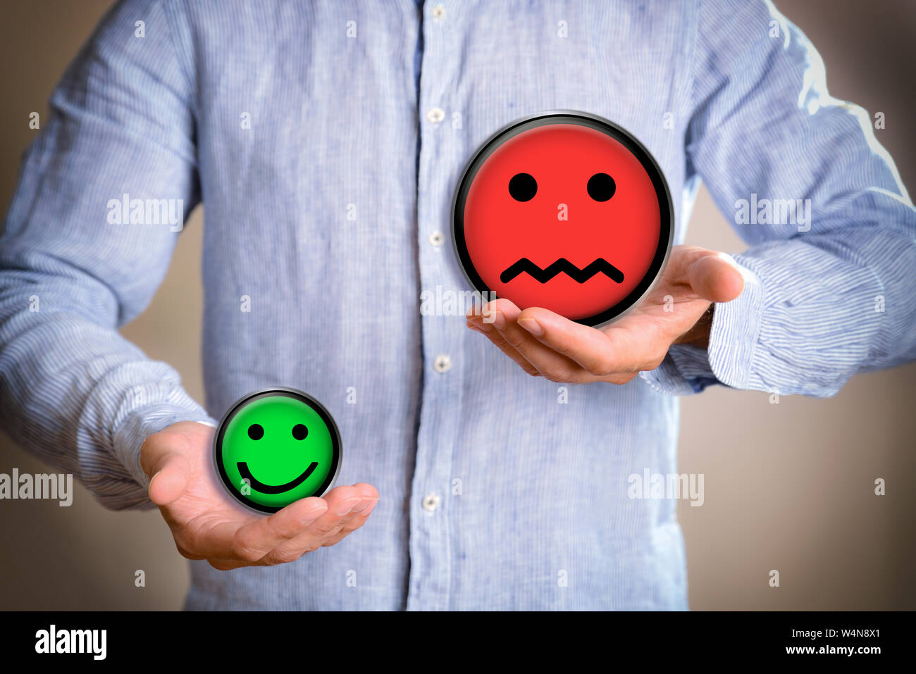 Concetto di persona valorizzando negativamente con emoticon colorate le illustrazioni. Composizione orizzontale. Vista frontale. Foto Stock