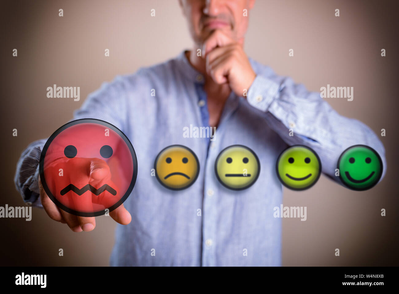 Concetto di persona decidere negativamente con emoticon colorate le illustrazioni. Composizione orizzontale. Vista frontale. Foto Stock